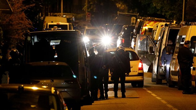 Policist veer zadreli mladka, kter nkolik hodin drel tyi eny jako rukojm v trafice na pedmst francouzskho Toulouse (8. kvtna 2019).