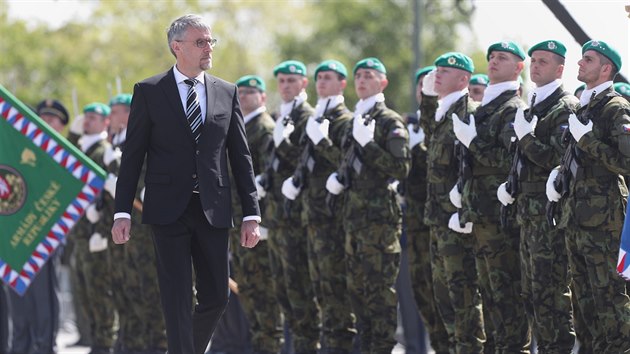 K Nrodnmu pamtnku v Praze na Vtkov piel i ministr obrany Lubomr Metnar (8. kvtna 2018).