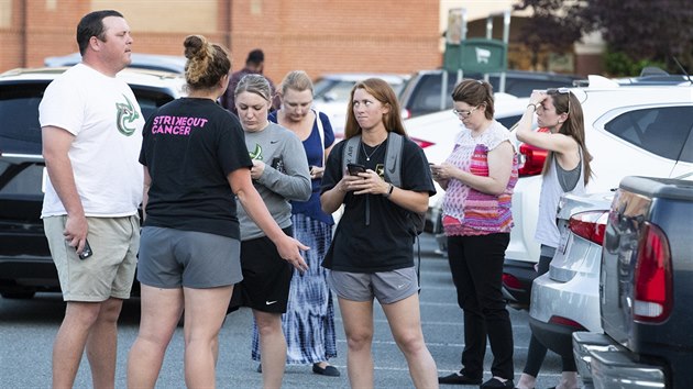 Studenti se shromdili venku po stelb na univerzit v Charlotte v americkm stt Severn Karolna (30.4.2019)