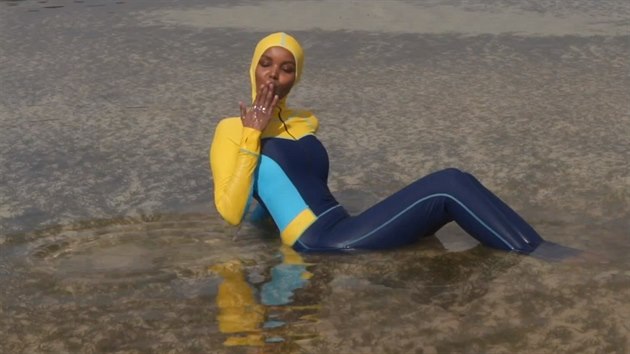 Muslimsk modelkaHalimaAdenov je prvn enou, kter pro americk asopis Sports Illustrated nafotila snmky s islmskou pokrvkou hlavy a plovm odvem zahalujcm cel tlo 