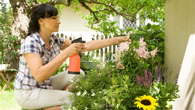 Prodn postiky vyuijte na okrasn rostliny, zeleninu, bylinky a v ppad poteby i napaden pokojov rostliny.