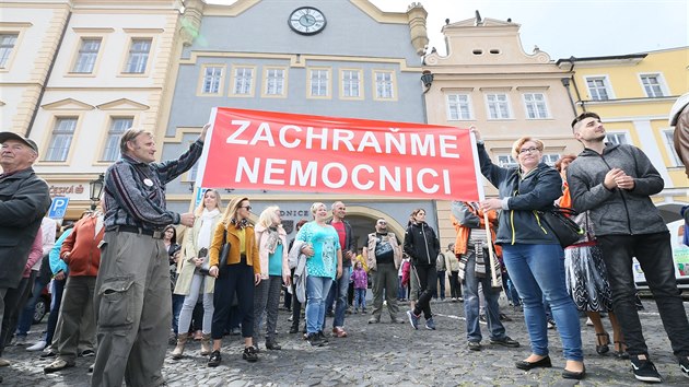 Protestn akce proti prodeji litomick nemocnice a pochod do centra msta.