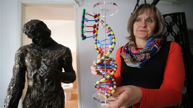 Lid v muzeu uvid i model roubovice DNA.