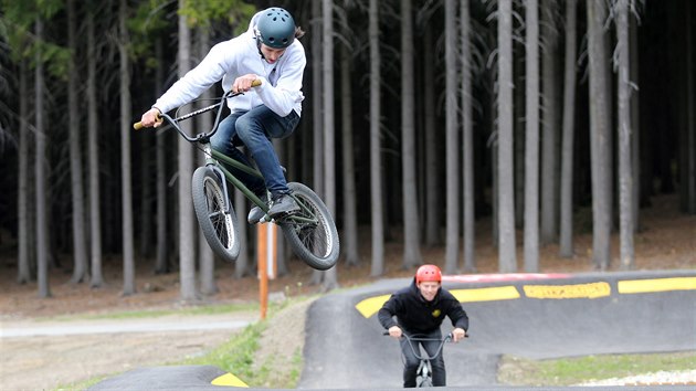 Nov pumptrackov drha v novomstsk Vysoina Aren je jednou z nejvtch v esku. Lze j projet nejen na nejrznjch druzch kol, ale i na longboardu, odredle nebo na in-line bruslch.