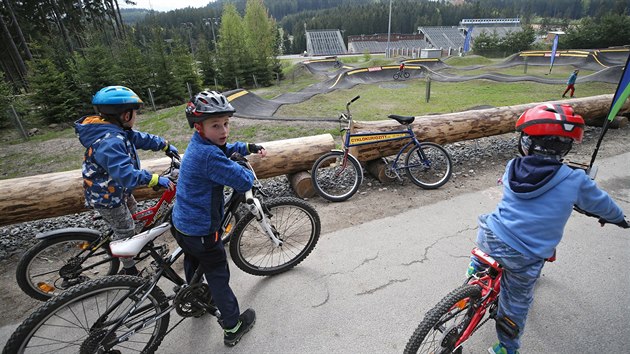 Nov pumptrackov drha v novomstsk Vysoina Aren je jednou z nejvtch v esku. Lze j projet nejen na nejrznjch druzch kol, ale i na longboardu, odredle nebo na in-line bruslch.