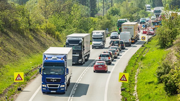 Do opr mostu v Jezbinch zatkalo, SD ho opravuje za 29 milion korun. Na silnici I/33 u Jarome tak jezd idii jen jednm pruhem a do konce jna a tvo se kolony.  (2.5.2019).