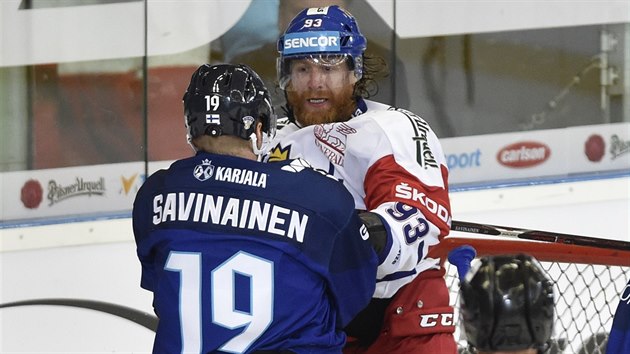 Finsk hokejista Veli-Matti Savinainen se pere s Jakubem Vorkem z eska.