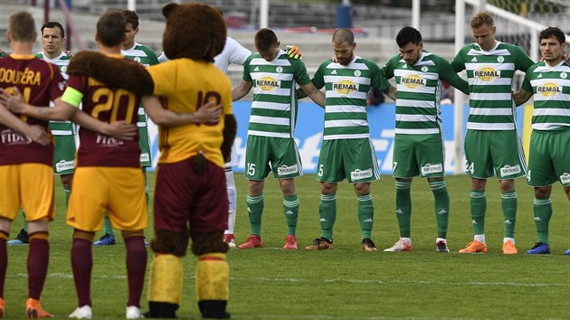 Fotbalist Dukly a Bohemians dr ped zpasem minutu ticha za tragicky zesnulho Josefa urala.