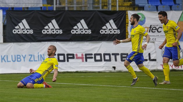 Zlnsk fotbalista Marek Hlinka (vlevo) se raduje z glu v zpase s Olomouc.