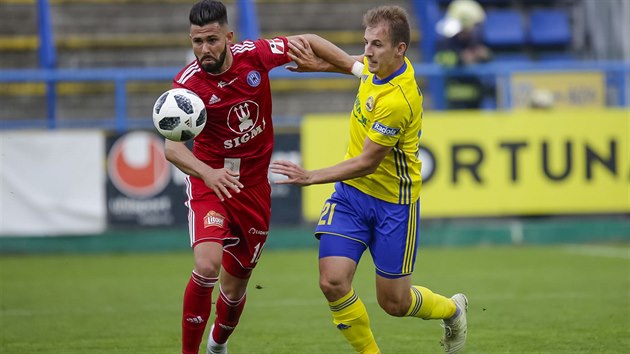 Zlnsk Josef Hnanek (vpravo) v souboji s Jakubem Yunisem z Olomouce.