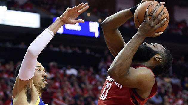 James Harden z Houstonu se sna prosadit pes brncho Shauna Livingstona z Golden State.