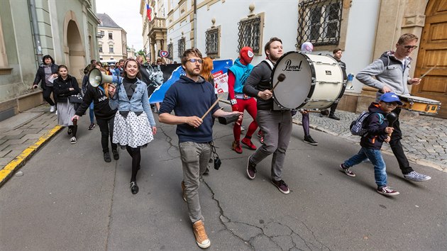 Krlovnou letonho Olomouckho majlesu Univerzity Palackho je hereka Erika Strkov znm pedevm ze serilu Most! V ele prvodu projela centrem Olomouce a zahjila tak hlavn program akce. (kvten 2019)