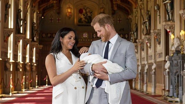 Princ Harry a vvodkyn Meghan bhem focen oficilnch portrt s prvorozenm synem (Winsdor, 8. 5. 2019)