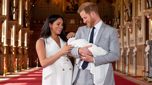 Princ Harry a vvodkyn Meghan poprv ukzali syna, kter dostal jmno Archie Harrison (Windsor, 8. kvtna 2019).