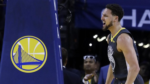 Klay Thompson z Golden State slav povedenou akci proti Houstonu.