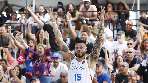 Luis Hernndez z Portorika slav spnou stelu z dlky v zpase eskmi basketbalisty.