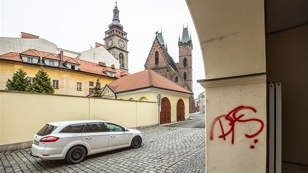 Neznm vandal posprejoval v Hradci Krlov jin terasy a dal ulice v historickm centru msta.