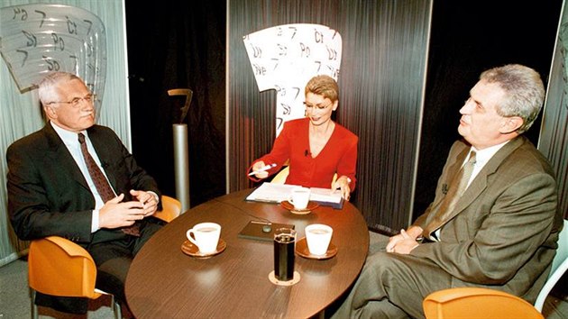 Jitka Obzinov s premirem Miloem Zemanem a pedsedou Poslaneck snmovny Vclavem Klausem ped zahjenm diskusnho  poadu "7 ili Sedm dn", kter moderovala. (1999)
