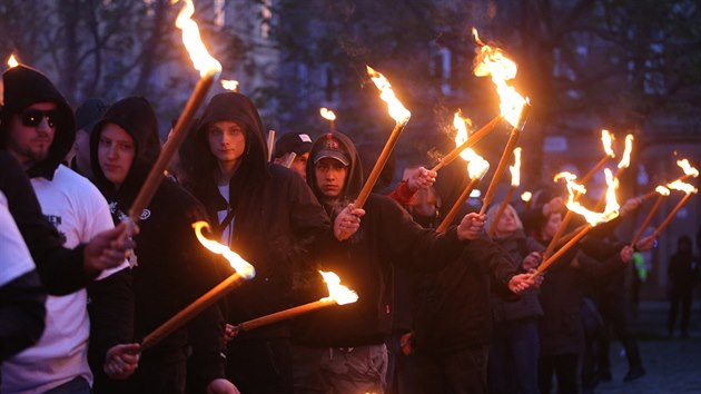 V Brn se seli demonstranti a pochodovali mstem. (1. kvtna 2019)