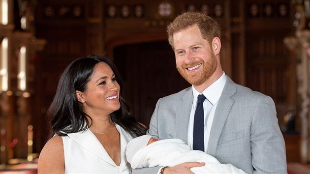 Vvodkyn Meghan, princ Harry a jejich syn Archie Harrison Mountbatten-Windsor (Windsor, 8. kvtna 2019)