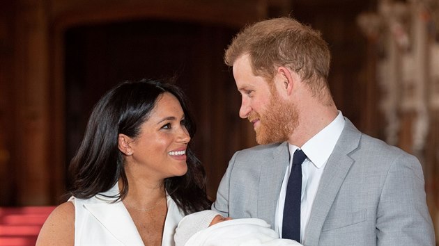 Vvodkyn Meghan, princ Harry a jejich syn Archie Harrison Mountbatten-Windsor (Windsor, 8. kvtna 2019)