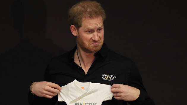 Princ Harry s drkem pro jeho syna Archieho (Haag, 9. kvtna 2019)