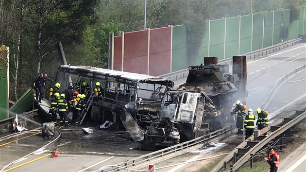 Na Praskm okruhu boural  a shoel autobus vzesk sluby. Jeden lovk pi nehod zemel.