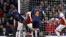 Mouctar Diakhaby z Valencie (vlevo) dává gól na hiti Arsenalu.