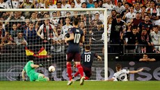 Kevin Gameiro z Valencie dává gól do sít Arsenalu.