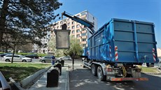 Svoz tříděného odpadu z podzemních kontejnerů v Chebu. Svoz tříděného odpadu z podzemních kontejnerů v Chebu.
