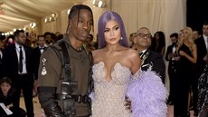 Kylie Jennerová a Travis Scott na Met Gala 2019. Dvojice své obleení píli...