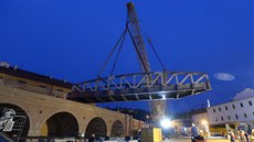 Stavbaři usazovali novou mostní konstrukci na část Negrelliho viaduktu v Praze.... Stavbaři usazovali novou mostní konstrukci na část Negrelliho viaduktu v Praze....