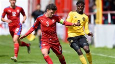 Jan Hellebrand (vlevo) se napřahuje ke střele v zápase mistrovství Evropy do 17... Jan Hellebrand (vlevo) se napřahuje ke střele v zápase mistrovství Evropy do 17...