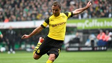 Mario Götze z Borussie Dortmund stílí na branku Brém.