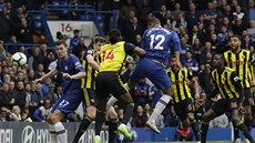 Ruben Loftus-Cheek z Chelsea (vpravo v modrém) stílí gól hlavou v zápase proti...