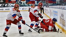 Český útočník Jan Kovář (vpravo) bojuje u mantinelu o puk s Rusem Jevgenijem... Český útočník Jan Kovář (vpravo) bojuje u mantinelu o puk s Rusem Jevgenijem...