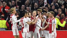 Fotbalisté Ajaxu slaví gól proti Tottenhamu. Fotbalisté Ajaxu slaví gól proti Tottenhamu.