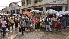 Trit v haitské metropoli Port-au-Prince. Bloch je tu vzácný úkaz, podle...