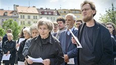 Akce Veřejné čtení jmen na pražském náměstí Jiřího z Poděbrad ve čtvrtek uctila... Akce Veřejné čtení jmen na pražském náměstí Jiřího z Poděbrad ve čtvrtek uctila...