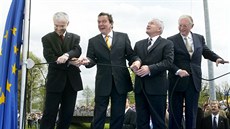 Vlajku Evropské unie vztyčují Vladimír Špidla, Gerhard Schröder, Leszek Miller... Vlajku Evropské unie vztyčují Vladimír Špidla, Gerhard Schröder, Leszek Miller...