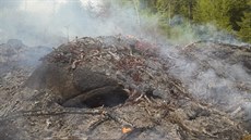 Hasiči likvidují na Tanvaldském Špičáku rozsáhlý požár lesa. (8. května 2019) Hasiči likvidují na Tanvaldském Špičáku rozsáhlý požár lesa. (8. května 2019)