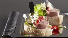 Tapas chlebíčky s paštikou a feferonkou Tapas chlebíčky s paštikou a feferonkou