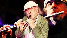 Jazzman Jiří Stivín v kulturním magazínu Za scénou. Jazzman Jiří Stivín v kulturním magazínu Za scénou.