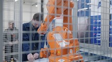 Sklářská škola získala průmyslového robota Sklářská škola získala průmyslového robota