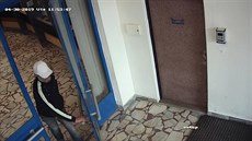 Loupež na poště, maskovaný muž hrozil ženě za přepážkou pistolí Loupež na poště, maskovaný muž hrozil ženě za přepážkou pistolí