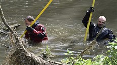 Policejní potápěči a hasiči prohledávali koryto a břehy řeky Olšavy při pátrání... Policejní potápěči a hasiči prohledávali koryto a břehy řeky Olšavy při pátrání...