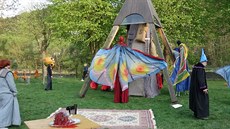 Happening sochaře a malíře Lubo Kristka ve Vranově nad Dyjí, při němž zakryl... Happening sochaře a malíře Lubo Kristka ve Vranově nad Dyjí, při němž zakryl...