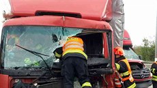 Hromadná nehoda nákladního vozu, dodávky, kamionu a motocyklu uzavřela na 190.... Hromadná nehoda nákladního vozu, dodávky, kamionu a motocyklu uzavřela na 190....