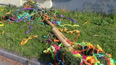 Neznámý pachatel porazil májku v Újezdu u Plánice. (1. května 2019) Neznámý pachatel porazil májku v Újezdu u Plánice. (1. května 2019)