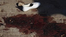Bota a krev izraelské ženy, kterou v jihoizraelském městě Kirjat Gat zranila... Bota a krev izraelské ženy, kterou v jihoizraelském městě Kirjat Gat zranila...